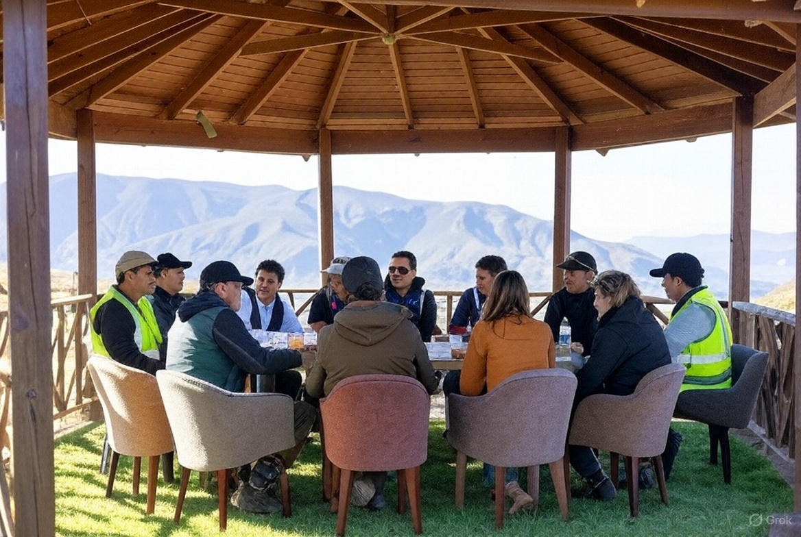 Equipo de Las Pircas MineCare en reunión al aire libre